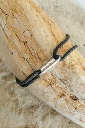 bracelet lien nautique ajustable maillon et pampille acier coloris argenté cordon marin noir